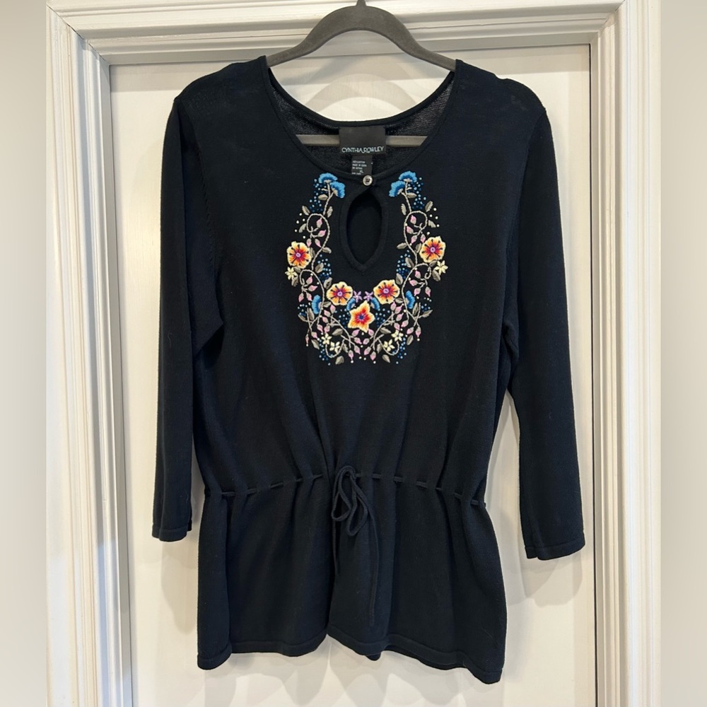 Cynthia Rowley 3/4 sleeve embroidered tie waist shirt. Size XL.